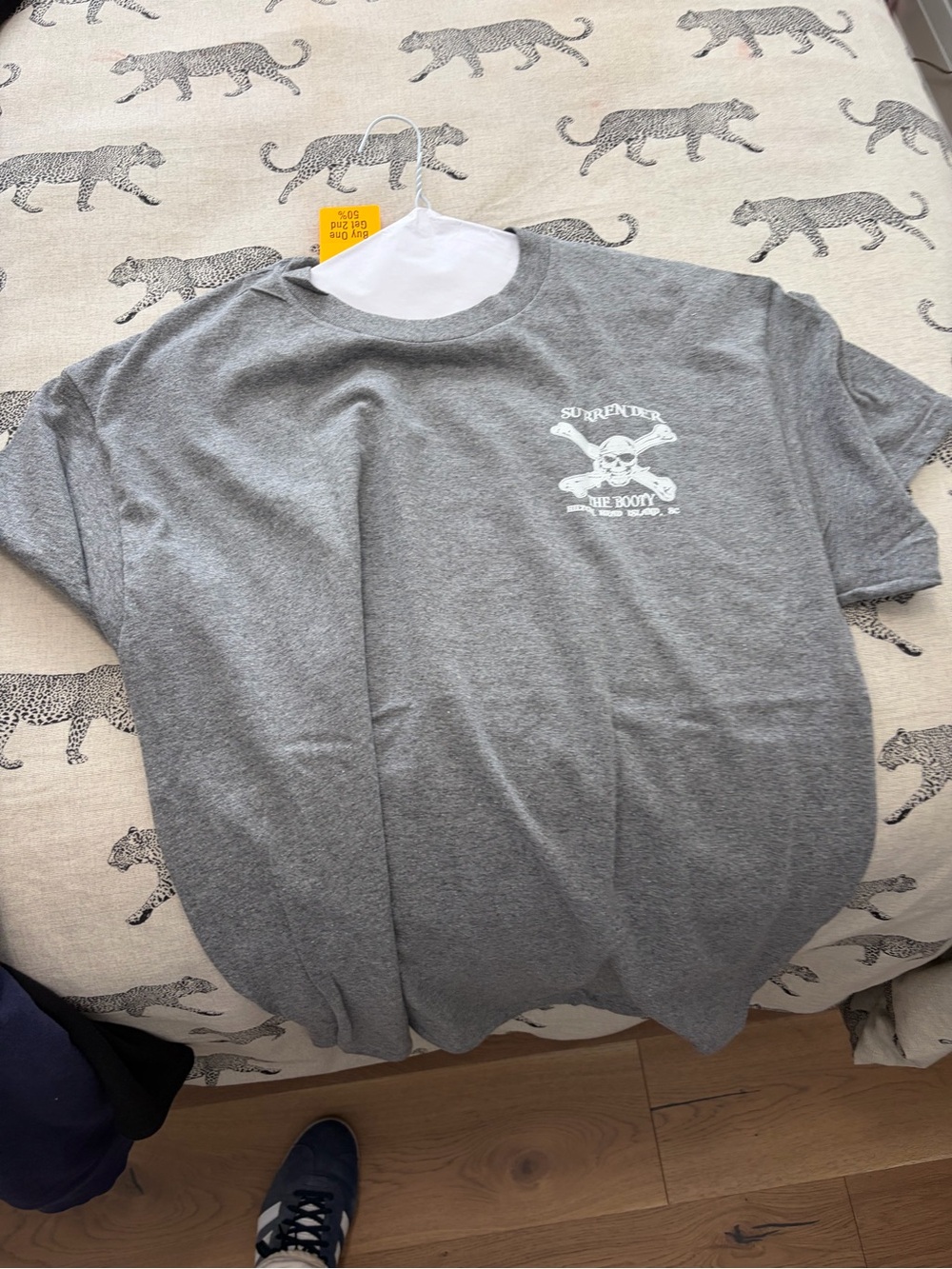 Gildan Gray Short-Sleeve T-Shirt with White Skull Graphic - size L